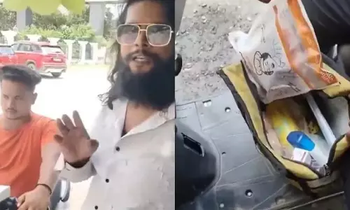नॉन-वेज फूड पार्सल को लेकर गाजियाबाद के डिलीवरी एजेंट को रोका गया नॉन-वेज फूड पार्सल को लेकर गाजियाबाद के डिलीवरी एजेंट को रोका गया