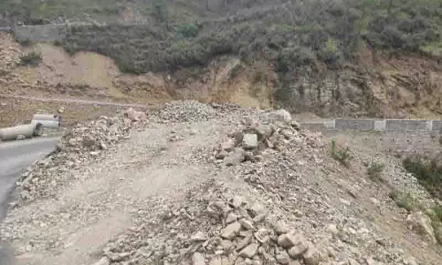 राजमार्ग पर तबाही, NH-707 पर कूड़ा डालने से जल आपूर्ति बाधित राजमार्ग पर तबाही, NH-707 पर कूड़ा डालने से जल आपूर्ति बाधित