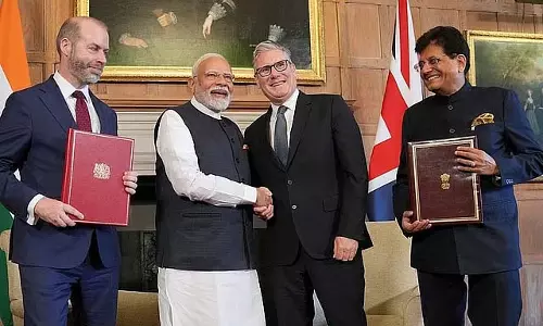 भारत-ब्रिटेन मुक्त व्यापार समझौते पर हस्ताक्षर: मोदी-स्टारर ने इसे ऐतिहासिक क्षण बताया भारत-ब्रिटेन मुक्त व्यापार समझौते पर हस्ताक्षर: मोदी-स्टारर ने इसे ऐतिहासिक क्षण बताया