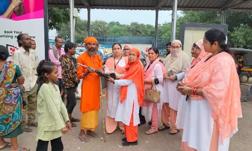 बारिश से बचने वंचित समुदाय को छतरी बांटी अल मदद ने बारिश से बचने वंचित समुदाय को छतरी बांटी अल मदद ने