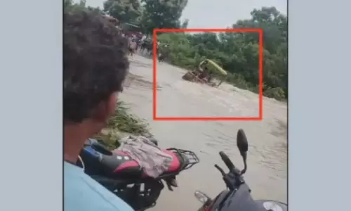 Boudh : बाढ़ के पानी में ट्रैक्टर बह गया, चालक बाल-बाल बचा