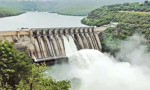 Telangana : श्रीशैलम में दो गेटों से पानी छोड़ा गया Telangana : श्रीशैलम में दो गेटों से पानी छोड़ा गया