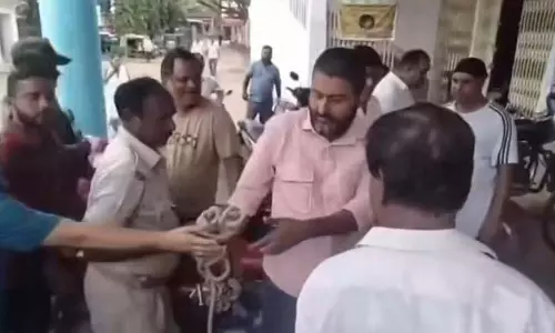 Deoghar: दस्तावेज के साथ छेड़छाड़ मामले में आरोपी गिरफ्तार Deoghar: दस्तावेज के साथ छेड़छाड़ मामले में आरोपी गिरफ्तार