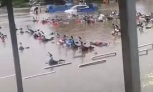 मूसलाधार बारिश से राउरकेला में पानी भराव, लोग हुए परेशान मूसलाधार बारिश से राउरकेला में पानी भराव, लोग हुए परेशान