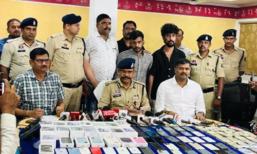 रायपुर : मोबाईल दुकान में चोरी करने वाले पकड़ाए, चलती ट्रेन से गिरफ्तारी रायपुर : मोबाईल दुकान में चोरी करने वाले पकड़ाए, चलती ट्रेन से गिरफ्तारी