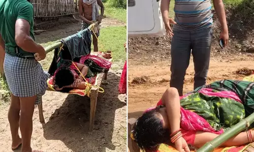 Odisha : सड़क अभाव से प्रभावित महिला मरीज, खाट पर चली लंबी दूरी