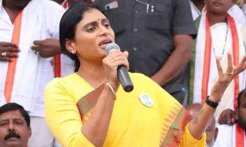 Sharmila ने शराब घोटाले की व्यापक जांच की मांग की Sharmila ने शराब घोटाले की व्यापक जांच की मांग की