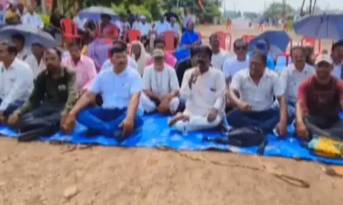 जटनी के ग्रामीणों ने आरआई कार्यालय और बेहतर सड़क के लिए किया धरना जटनी के ग्रामीणों ने आरआई कार्यालय और बेहतर सड़क के लिए किया धरना