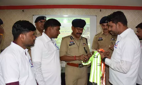 रायपुर पुलिस ने हरेली तिहार पर 10 हजार गौवंश के गले में लगाया रेडियम कॉलर बेल्ट रायपुर पुलिस ने हरेली तिहार पर 10 हजार गौवंश के गले में लगाया रेडियम कॉलर बेल्ट