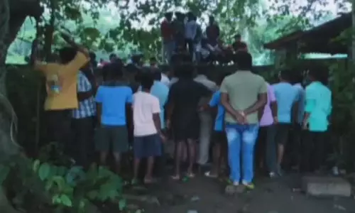 Cuttack : स्कूल की दीवार के पीछे मानव कंकाल मिलने से दहशत फैल गई Cuttack : स्कूल की दीवार के पीछे मानव कंकाल मिलने से दहशत फैल गई