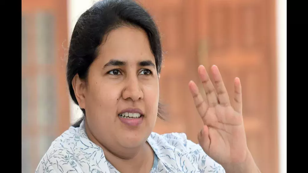 Kerala हाईकोर्ट ने भाजपा नेता की याचिका पर सीएम की बेटी समेत 12 को नोटिस जारी