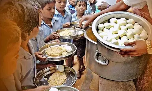 मध्याह्न भोजन में अंडे वितरण का विरोध; छात्रों का स्कूल छोड़ना जारी