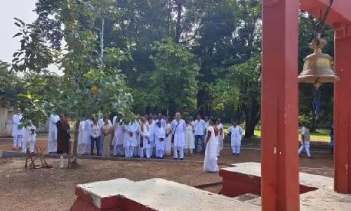 Bengal: विश्वभारती के अधिकारियों ने आश्रम के मुख्य क्षेत्र में प्रस्तावित हेरिटेज वॉक का ट्रायल रन किया Bengal: विश्वभारती के अधिकारियों ने आश्रम के मुख्य क्षेत्र में प्रस्तावित हेरिटेज वॉक का ट्रायल रन किया