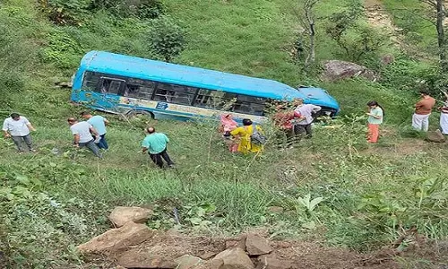 Himachal : दर्दनाक हादसा, बस खाई में गिरी, 5 की मौत, राहत कार्य जारी Himachal : दर्दनाक हादसा, बस खाई में गिरी, 5 की मौत, राहत कार्य जारी