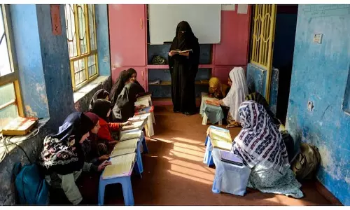 Afghanistan में लड़कियाँ धार्मिक स्कूलों की ओर रुख कर रही