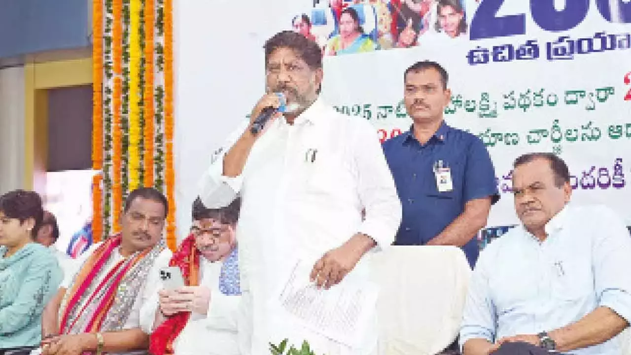Telangana: भट्टी का कहना है कि महालक्ष्मी योजना ने महिलाओं को सशक्त बनाया है Telangana: भट्टी का कहना है कि महालक्ष्मी योजना ने महिलाओं को सशक्त बनाया है