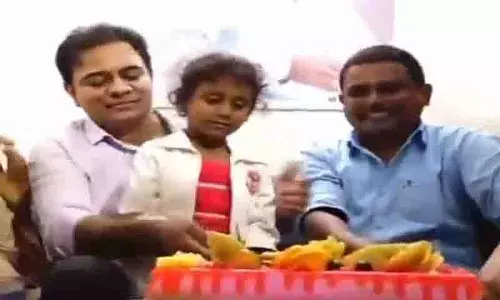 KTR ने जेल में बंद बीआरएस कार्यकर्ता के परिवार से जन्मदिन पर मुलाकात की, समर्थन का कड़ा संदेश दिया KTR ने जेल में बंद बीआरएस कार्यकर्ता के परिवार से जन्मदिन पर मुलाकात की, समर्थन का कड़ा संदेश दिया