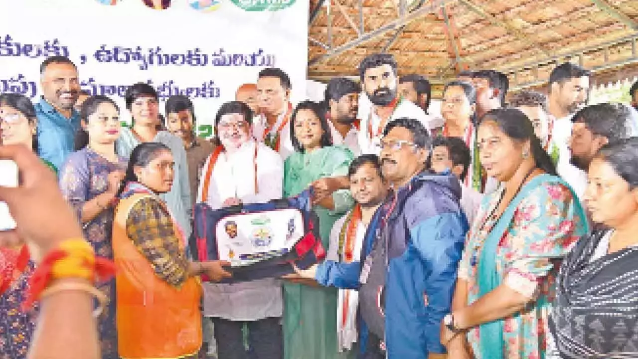 पोन्नम ने GHMC कर्मचारियों के लिए चिकित्सा शिविर का उद्घाटन किया