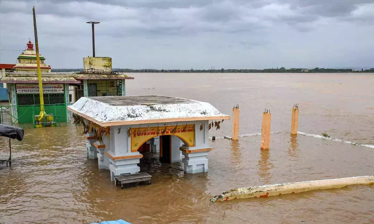 Telangana: भद्राचलम में गोदावरी नदी उफान पर है Telangana: भद्राचलम में गोदावरी नदी उफान पर है