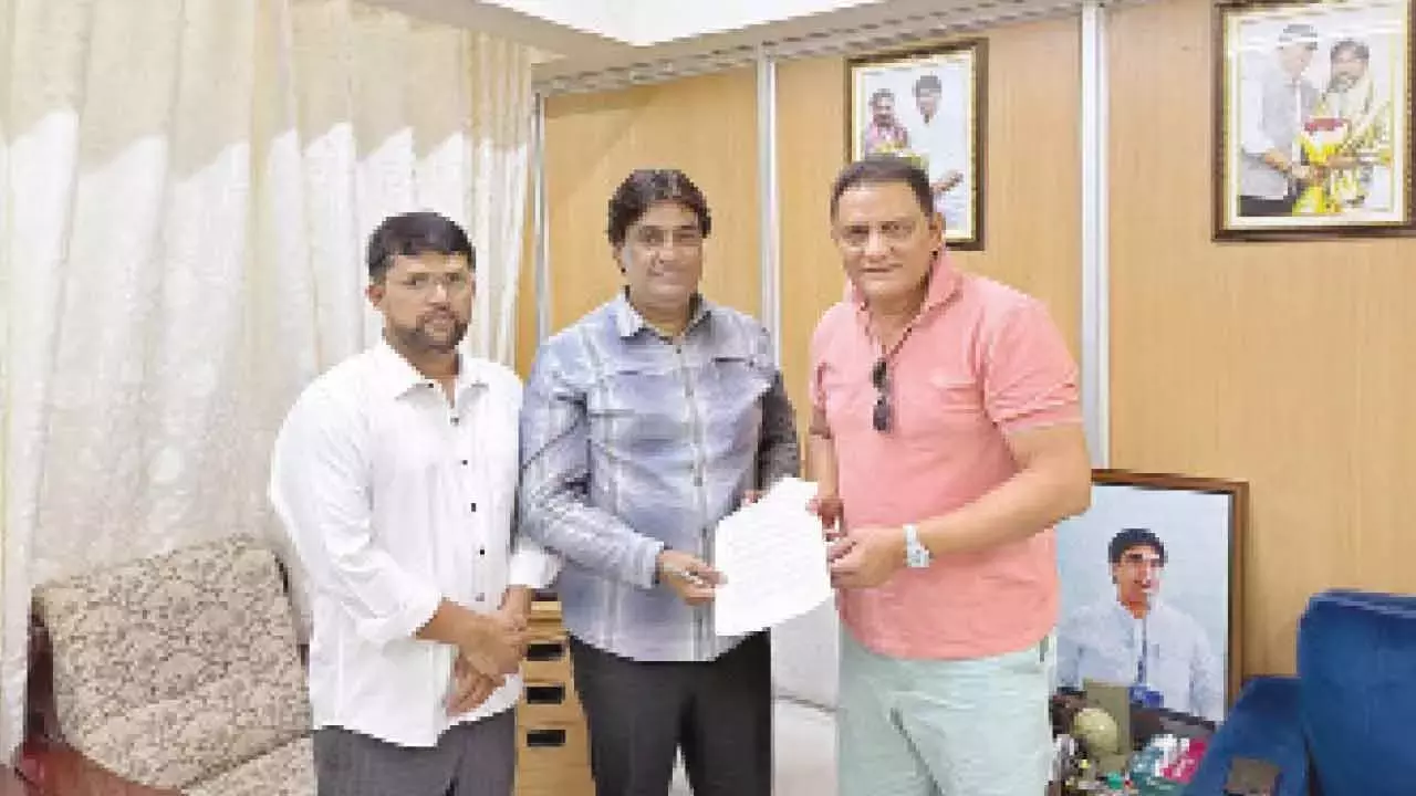 Telangana: अजहर ने कब्रिस्तान के लिए जमीन आवंटन का अनुरोध किया