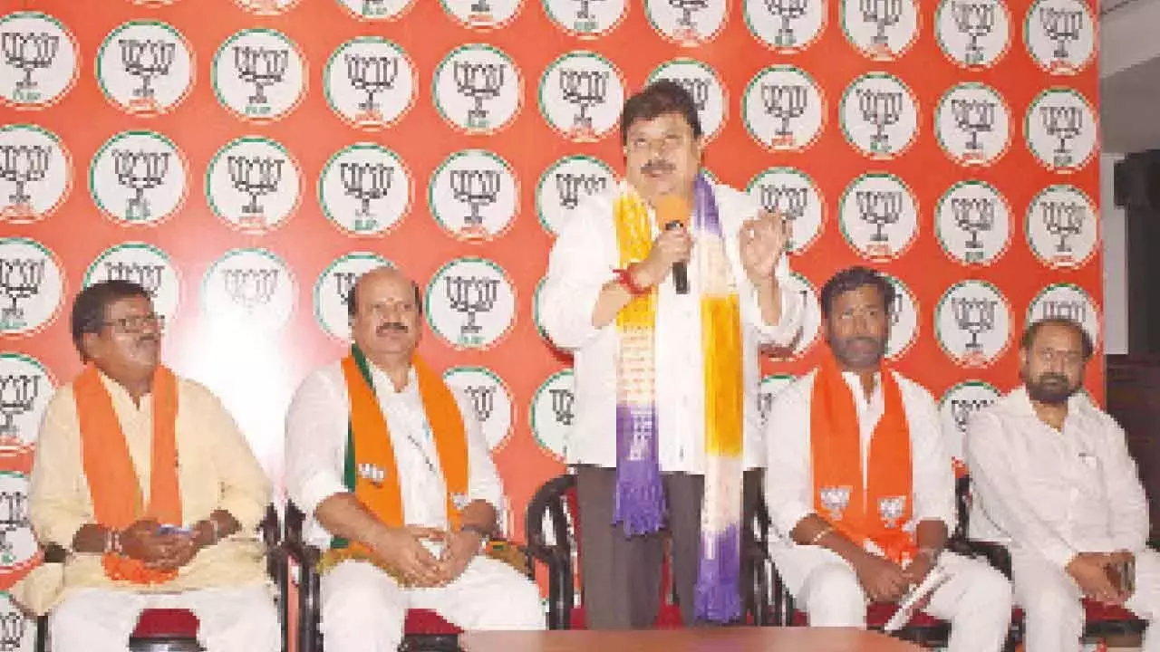 Telangana: स्थानीय निकाय चुनावों से पहले भाजपा ने मक्थल से नए सदस्यों का स्वागत किया Telangana: स्थानीय निकाय चुनावों से पहले भाजपा ने मक्थल से नए सदस्यों का स्वागत किया
