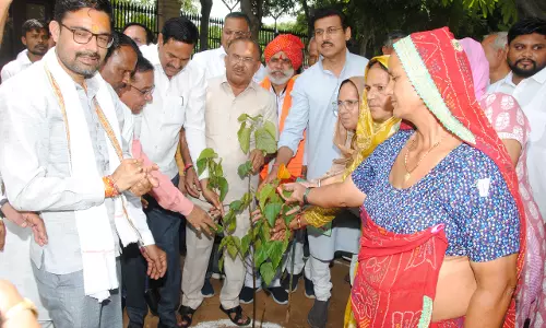 Jaipur: कारगिल शौर्य वाटिका में वीरांगनाओं ने शहीदों की याद में लगाये पौधे Jaipur: कारगिल शौर्य वाटिका में वीरांगनाओं ने शहीदों की याद में लगाये पौधे