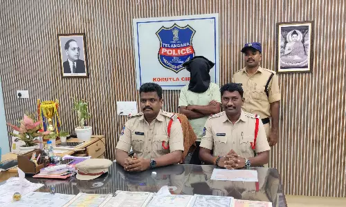 Korutla में फर्जी प्रमाणपत्र रैकेट का भंडाफोड़, एक गिरफ्तार Korutla में फर्जी प्रमाणपत्र रैकेट का भंडाफोड़, एक गिरफ्तार