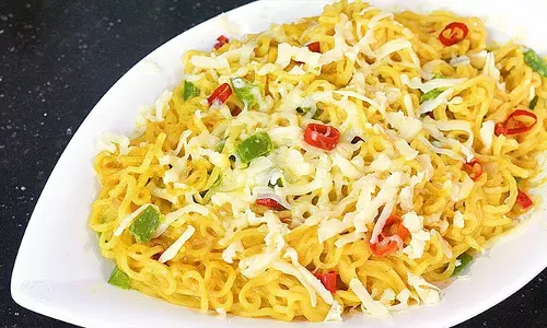 Street style चीज़ मैगी, पेट को करें खुश