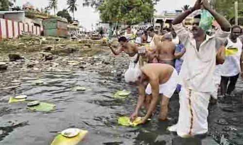 Adi Amavasya अनुष्ठान के लिए कावेरी नदी पर उमड़े श्रद्धालु