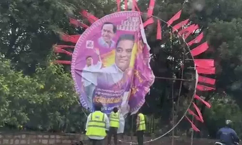 हाइड्रा और नगरपालिका कर्मचारी केटीआर फ्लेक्सी को हटा रहे
