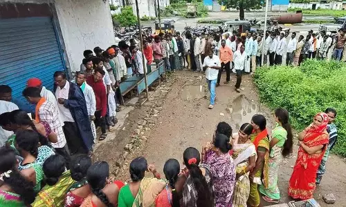 Adilabad में यूरिया के लिए किसानों में होड़