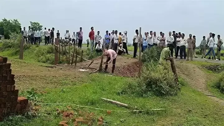 Sagar: बारछा गांव में सरकारी भूमि पर अवैध कब्जा खत्म Sagar: बारछा गांव में सरकारी भूमि पर अवैध कब्जा खत्म