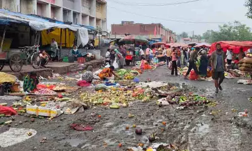 Chandigarh: कीचड़ भरी सड़कें और सड़ी सब्जियों के ढेर से बदबू फैल रही