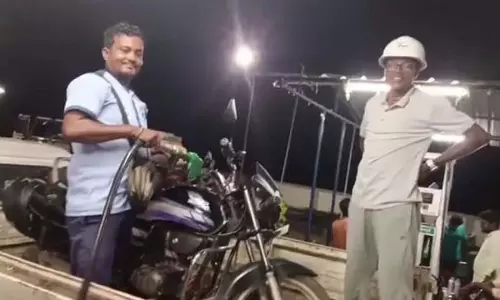 पेट्रोल भरवाने की अजब कहानी, बाइक के लिए मंगाई मिनी ट्रक सेवा पेट्रोल भरवाने की अजब कहानी, बाइक के लिए मंगाई मिनी ट्रक सेवा