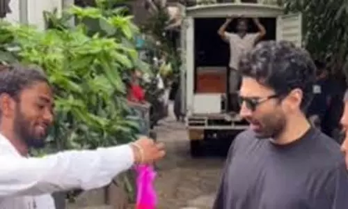 फैन के प्यारे तोहफे पर आदित्य रॉय कपूर का दिल छू लेने वाला रिएक्शन फैन के प्यारे तोहफे पर आदित्य रॉय कपूर का दिल छू लेने वाला रिएक्शन