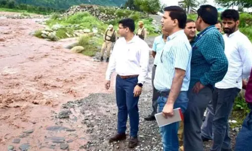 DC पुंछ ने भूस्खलन, बाढ़ संभावित क्षेत्रों का दौरा किया DC पुंछ ने भूस्खलन, बाढ़ संभावित क्षेत्रों का दौरा किया