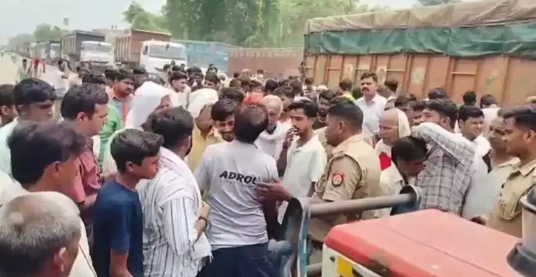 Kanpur: सड़क हादसे के विरोध में ग्रामीणों ने लगाया जाम