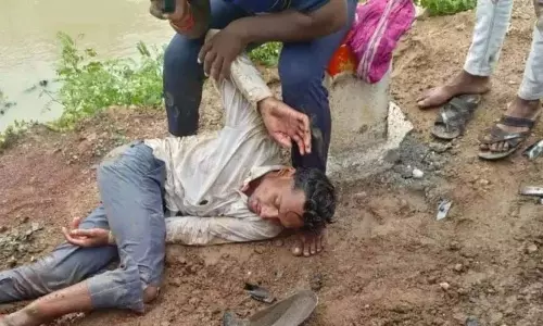 CG: तेज रफ्तार कार ने बाइक सवार को मारी टक्कर, युवक गंभीर रूप से घायल