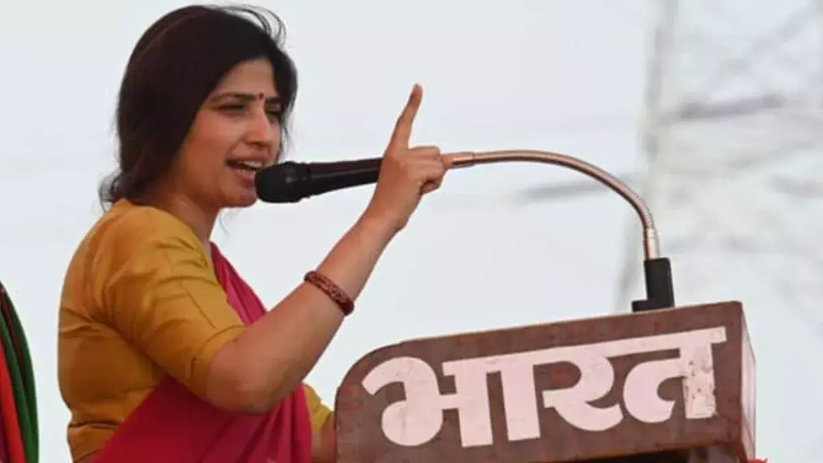New Delhi: डिंपल यादव से नाराज हुए मौलाना, पहनावे को लेकर उठाए सवाल