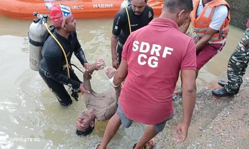 Raipur Breaking: खारून नदी में डूबे युवक का शव SDRF टीम ने निकाला बाहर