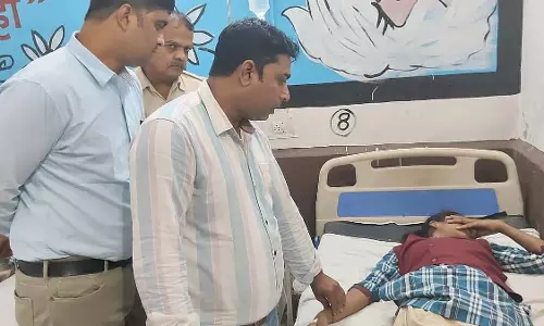 MP: सैलाना में फिनाइल पीने के बाद 12वीं कक्षा का छात्र अस्पताल में भर्ती MP: सैलाना में फिनाइल पीने के बाद 12वीं कक्षा का छात्र अस्पताल में भर्ती