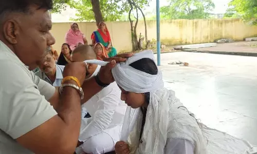 मंदसौर की महिला बनी परिवार की नई मुखिया, पगड़ी से मिला सम्मान मंदसौर की महिला बनी परिवार की नई मुखिया, पगड़ी से मिला सम्मान