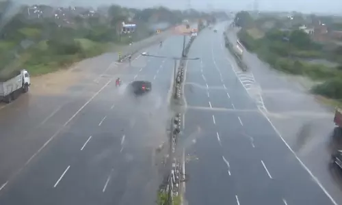 डिवाइडर से टकराते ही स्कॉर्पियो SUV ने हाईवे पर मचाया हड़कंप