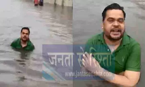 दिल्ली में जलभराव पर तैरते व्यक्ति का Video वायरल, प्रशासन पर उठे सवाल