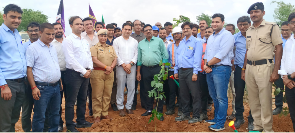 पर्यावरण को स्वच्छ एवं स्वस्थ बनाने के लिए वृक्षारोपण अत्यंत आवश्यक:  ADM Mathur