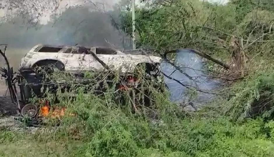 Rajasthan: बाइक सवार को बचाने के चक्कर में पलटी कार, मची अफरा-तफरी Rajasthan: बाइक सवार को बचाने के चक्कर में पलटी कार, मची अफरा-तफरी