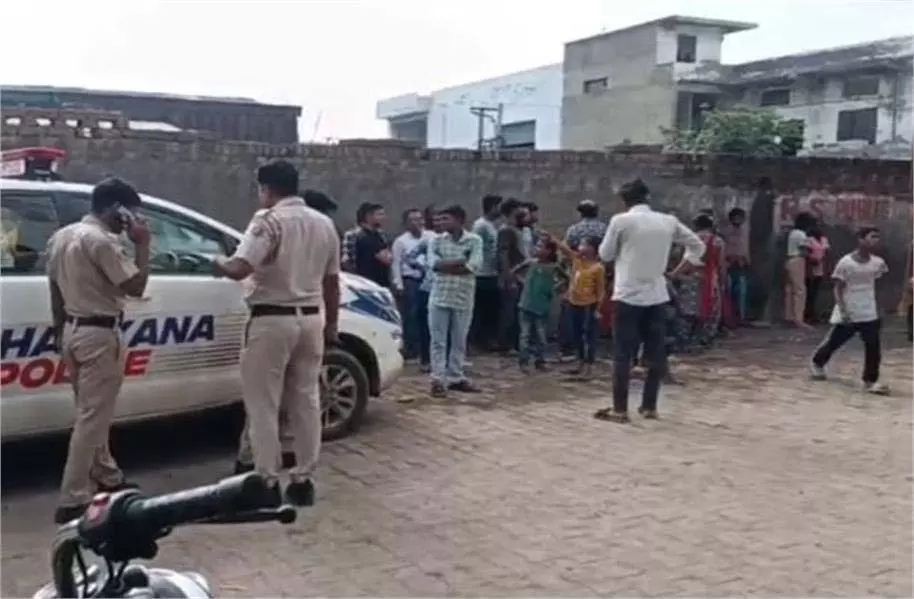 Faridabad: 11kv बिजली लाइन की चपेट में आया ट्रक ड्राइवर, दर्दनाक मौत Faridabad: 11kv बिजली लाइन की चपेट में आया ट्रक ड्राइवर, दर्दनाक मौत