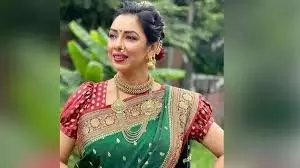 Hariyali Teej 2025: जानिए हरियाली तीज पर हरे रंग की साड़ी और लाल आलता, जानें क्या है परंपरा Hariyali Teej 2025: जानिए हरियाली तीज पर हरे रंग की साड़ी और लाल आलता, जानें क्या है परंपरा