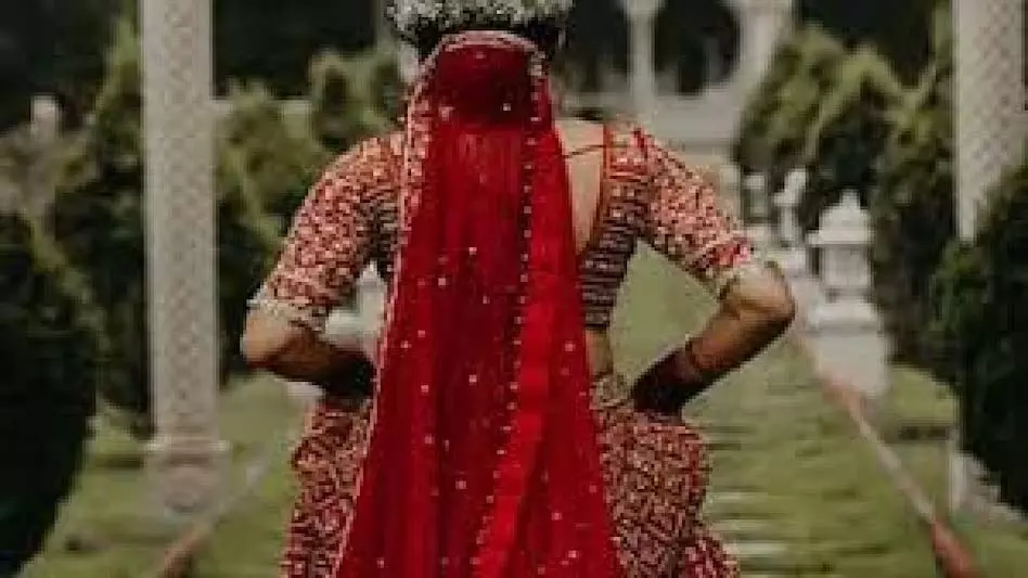 आधी रात ससुराल में ताला जड़कर भागी नई-नवेली दुल्हन, कैश और जेवर गायब आधी रात ससुराल में ताला जड़कर भागी नई-नवेली दुल्हन, कैश और जेवर गायब