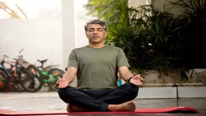 Sukhasana: सुखासन से मिलते हैं ये अद्भुत फायदे, जानें अभ्यास का सही तरीका और सावधानियां Sukhasana: सुखासन से मिलते हैं ये अद्भुत फायदे, जानें अभ्यास का सही तरीका और सावधानियां